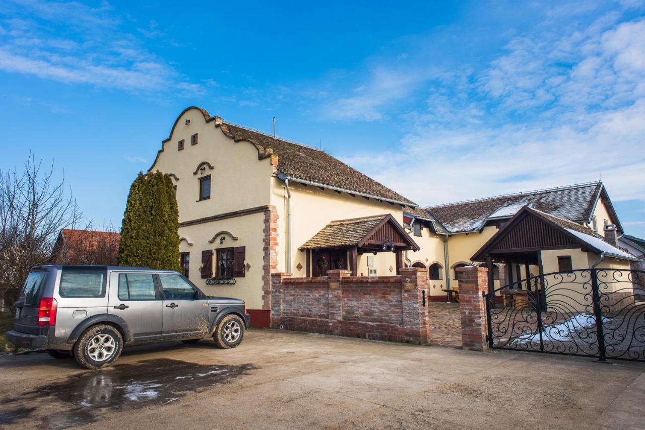 Tri Mudraca Inn Karanac Экстерьер фото