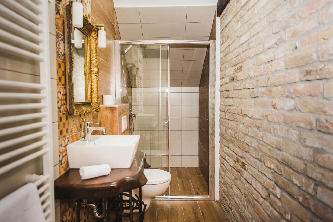 Tri Mudraca Inn Karanac Экстерьер фото