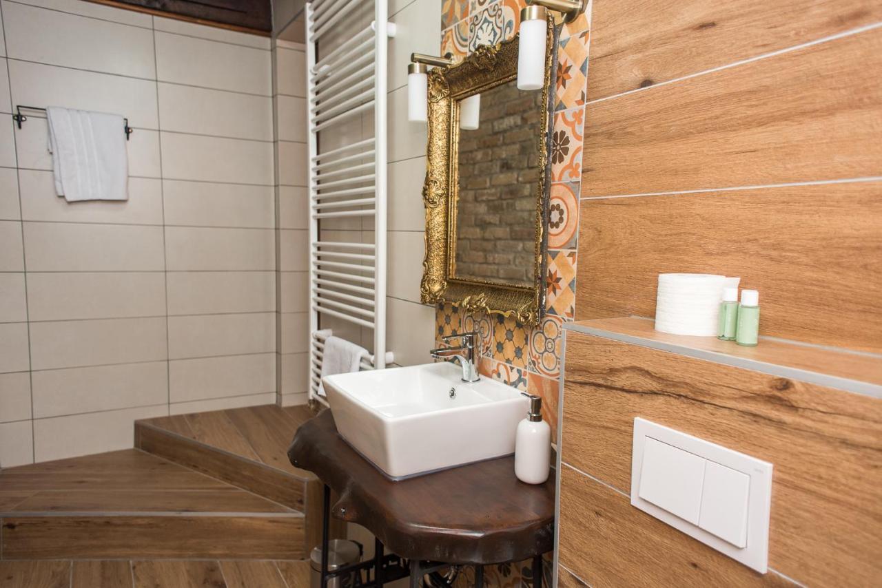 Tri Mudraca Inn Karanac Экстерьер фото