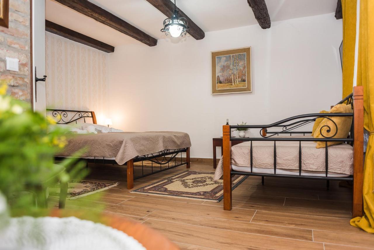 Tri Mudraca Inn Karanac Экстерьер фото