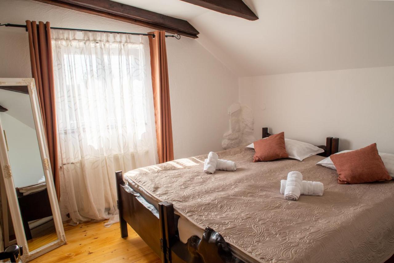 Tri Mudraca Inn Karanac Экстерьер фото