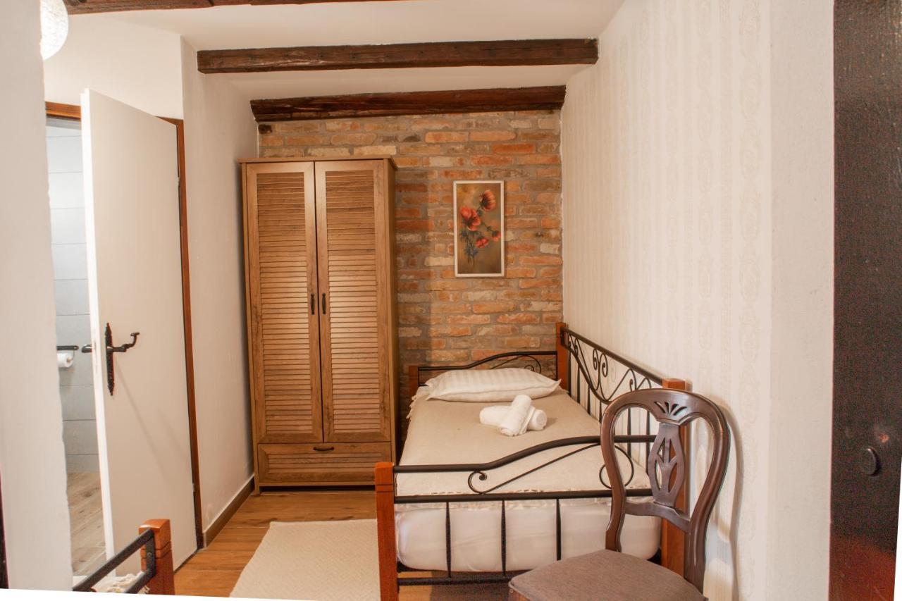Tri Mudraca Inn Karanac Экстерьер фото
